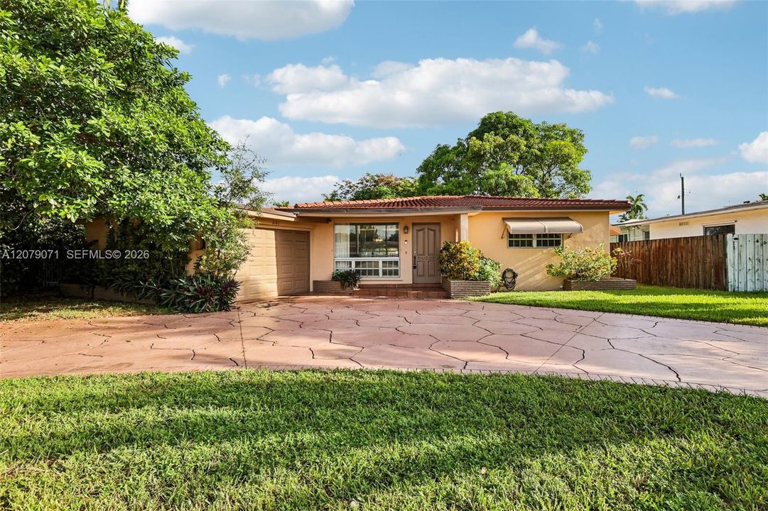For Sale: $550,000 (2 beds, 1 baths, 1351 Square Feet)