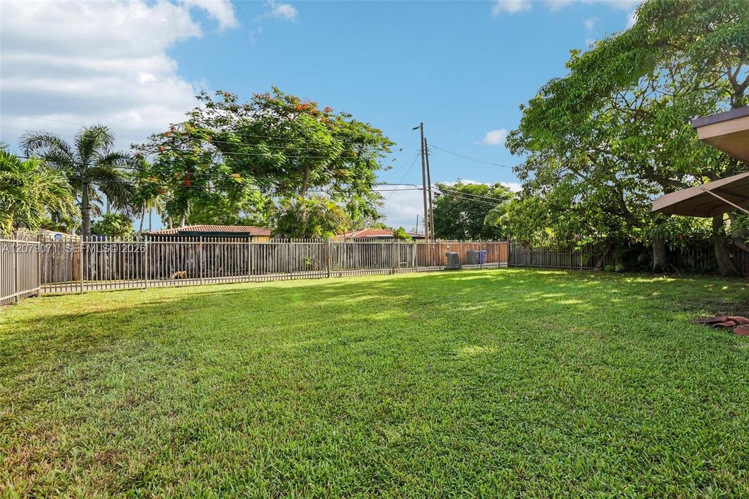 For Sale: $550,000 (2 beds, 1 baths, 1351 Square Feet)