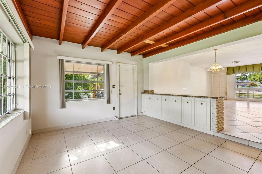 For Sale: $550,000 (2 beds, 1 baths, 1351 Square Feet)
