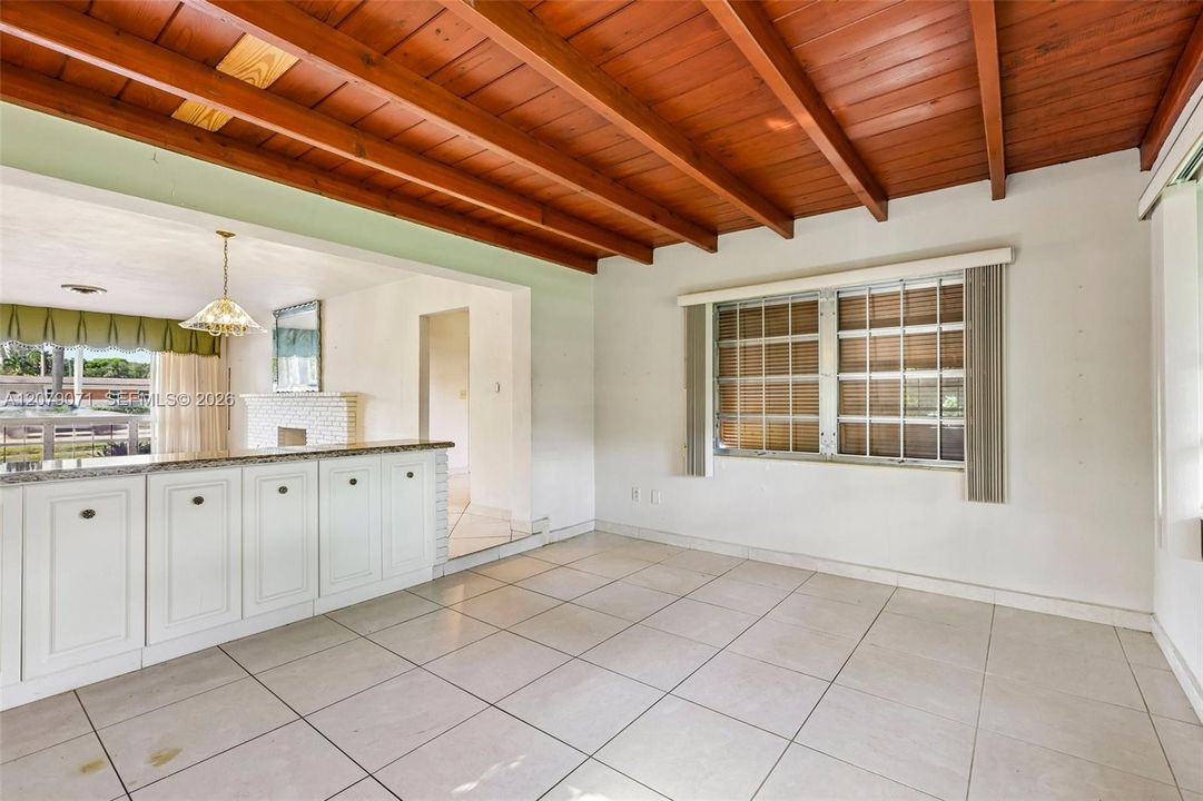 For Sale: $550,000 (2 beds, 1 baths, 1351 Square Feet)