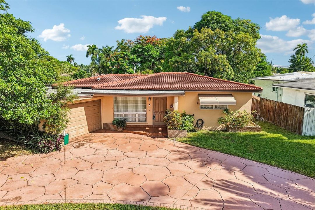 For Sale: $550,000 (2 beds, 1 baths, 1351 Square Feet)