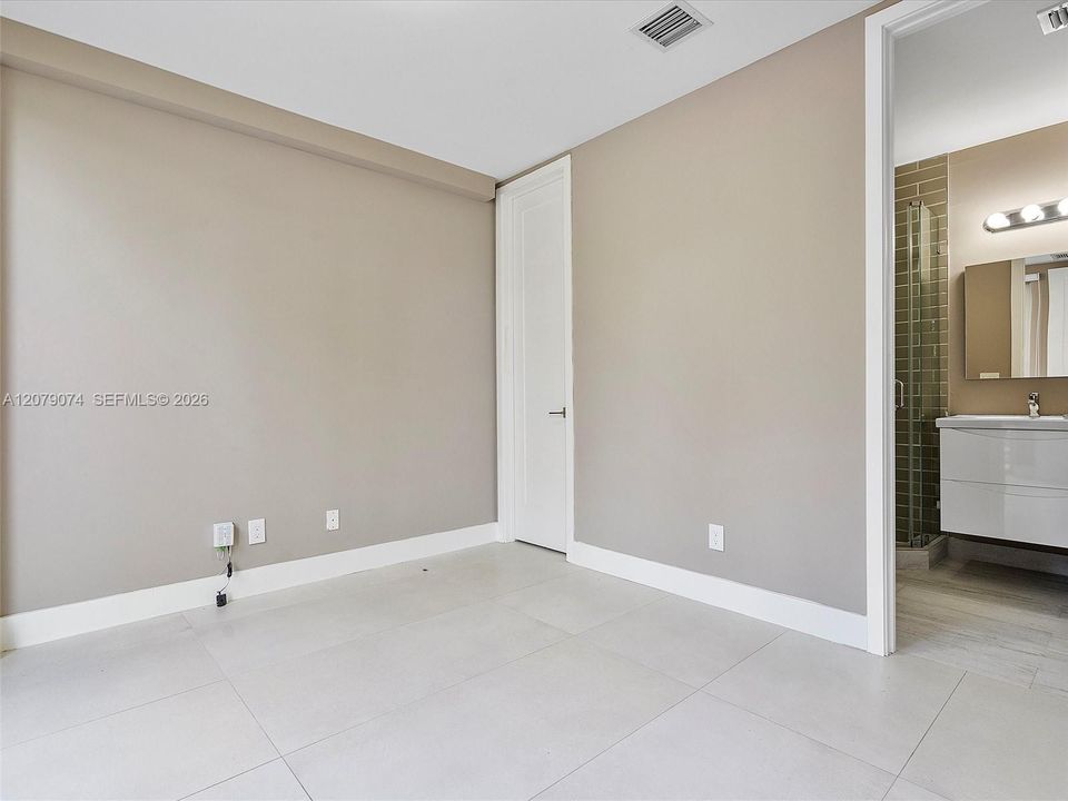 For Rent: $4,850 (3 beds, 3 baths, 1687 Square Feet)