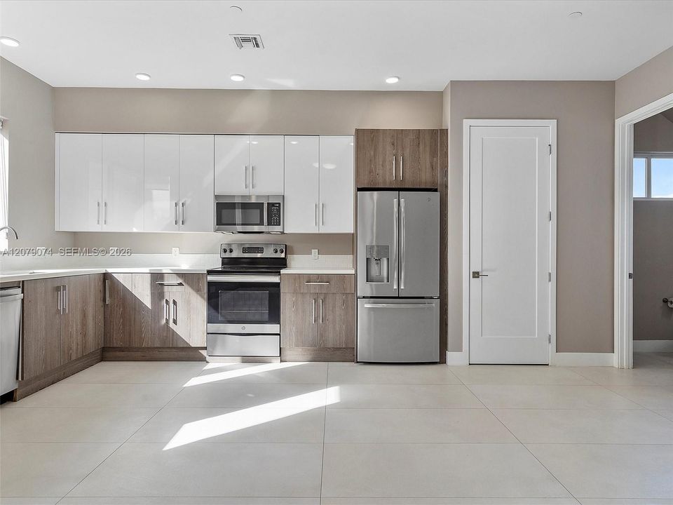 For Rent: $4,850 (3 beds, 3 baths, 1687 Square Feet)