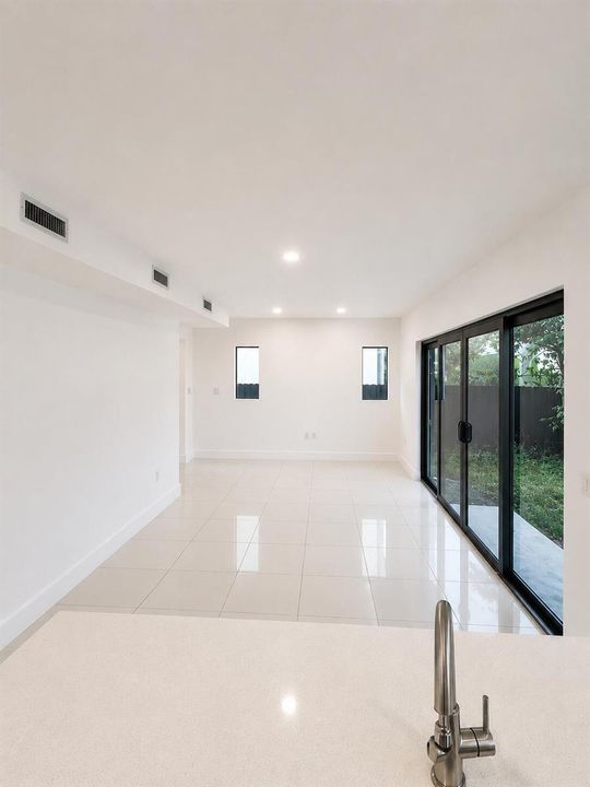 LIVING ROOM WITHOUT FURNITURE