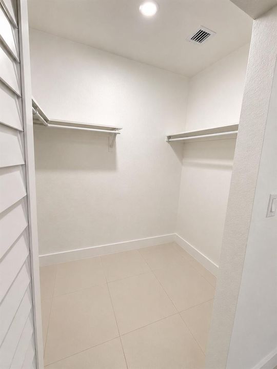 WALK IN CLOSET