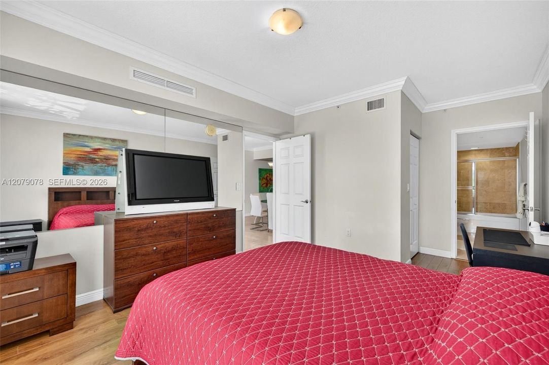 For Sale: $350,000 (2 beds, 2 baths, 1081 Square Feet)