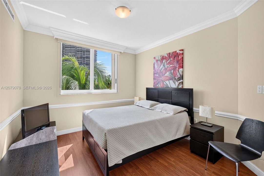 For Sale: $350,000 (2 beds, 2 baths, 1081 Square Feet)