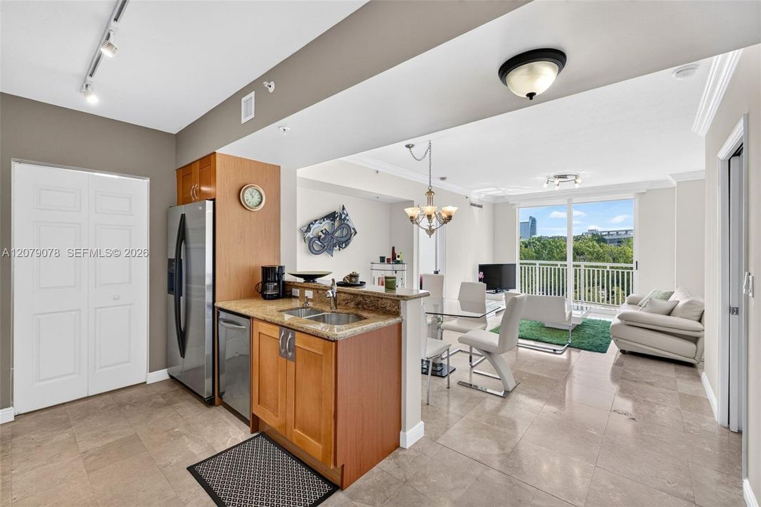 For Sale: $350,000 (2 beds, 2 baths, 1081 Square Feet)