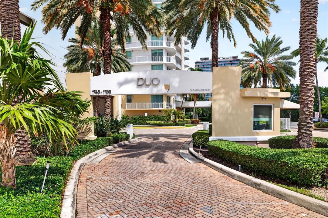 For Sale: $350,000 (2 beds, 2 baths, 1081 Square Feet)