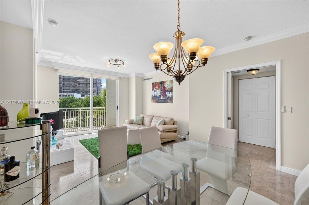 For Sale: $350,000 (2 beds, 2 baths, 1081 Square Feet)