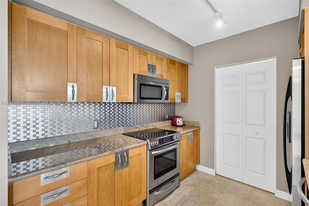 For Sale: $350,000 (2 beds, 2 baths, 1081 Square Feet)