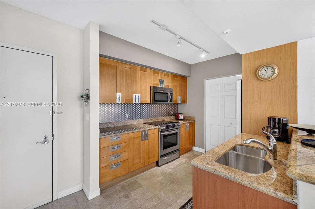 For Sale: $350,000 (2 beds, 2 baths, 1081 Square Feet)