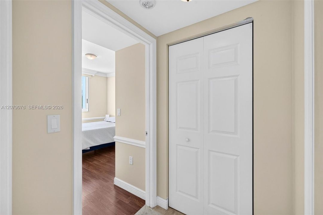 For Sale: $350,000 (2 beds, 2 baths, 1081 Square Feet)