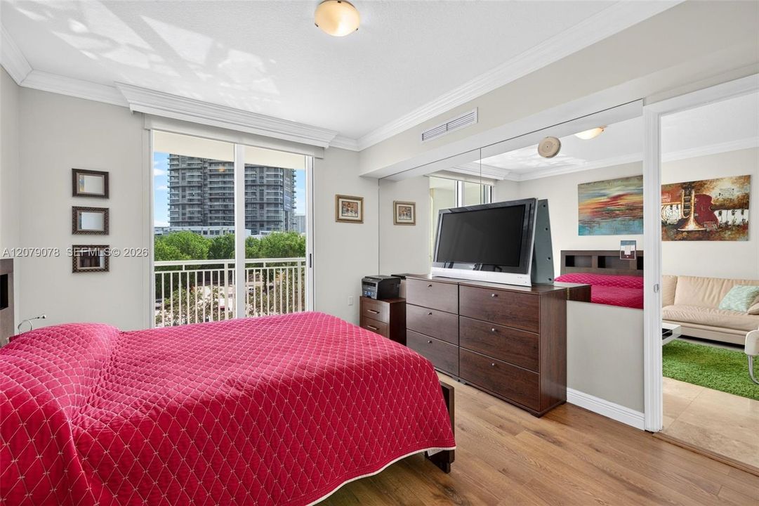 For Sale: $350,000 (2 beds, 2 baths, 1081 Square Feet)