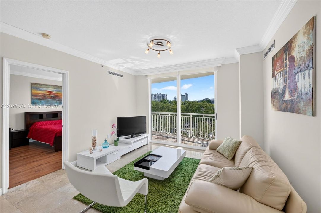 For Sale: $350,000 (2 beds, 2 baths, 1081 Square Feet)