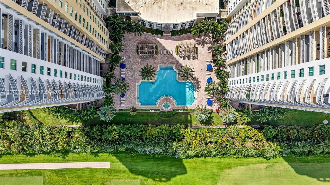 For Sale: $350,000 (2 beds, 2 baths, 1081 Square Feet)