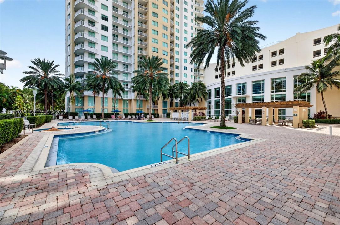 For Sale: $350,000 (2 beds, 2 baths, 1081 Square Feet)