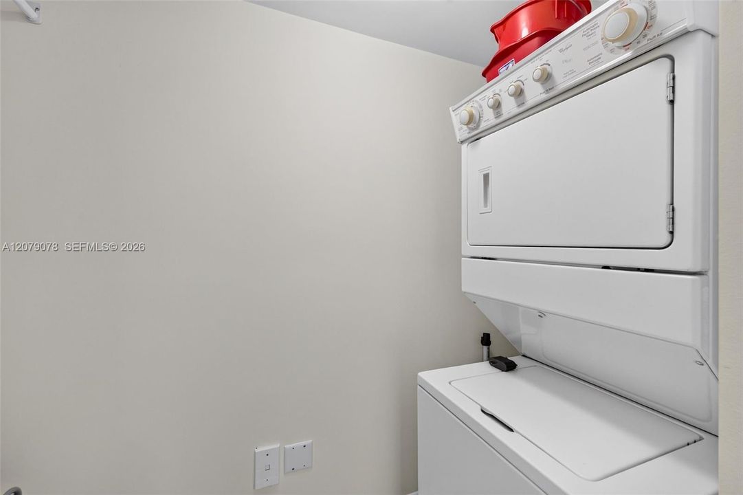 For Sale: $350,000 (2 beds, 2 baths, 1081 Square Feet)