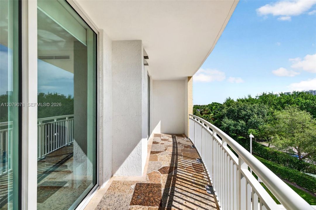 For Sale: $350,000 (2 beds, 2 baths, 1081 Square Feet)