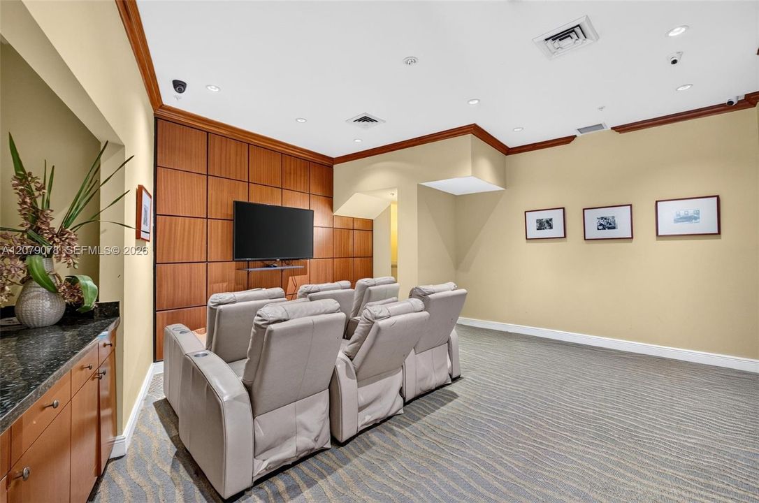 For Sale: $350,000 (2 beds, 2 baths, 1081 Square Feet)