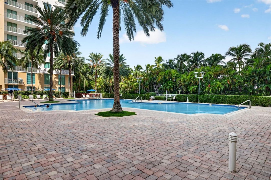 For Sale: $350,000 (2 beds, 2 baths, 1081 Square Feet)