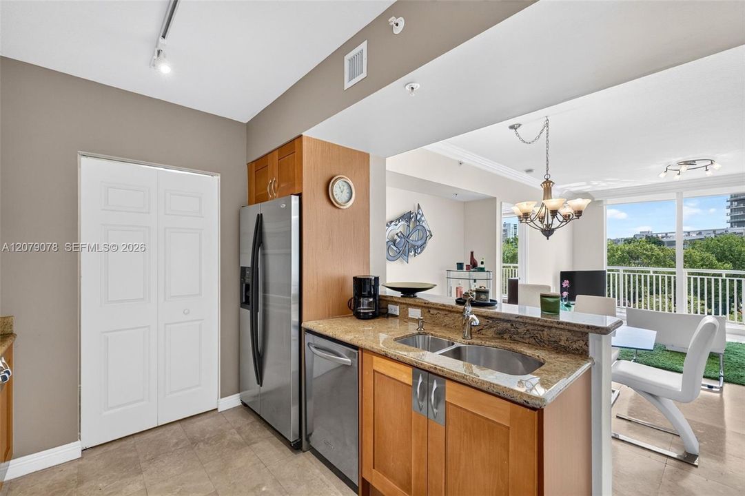 For Sale: $350,000 (2 beds, 2 baths, 1081 Square Feet)