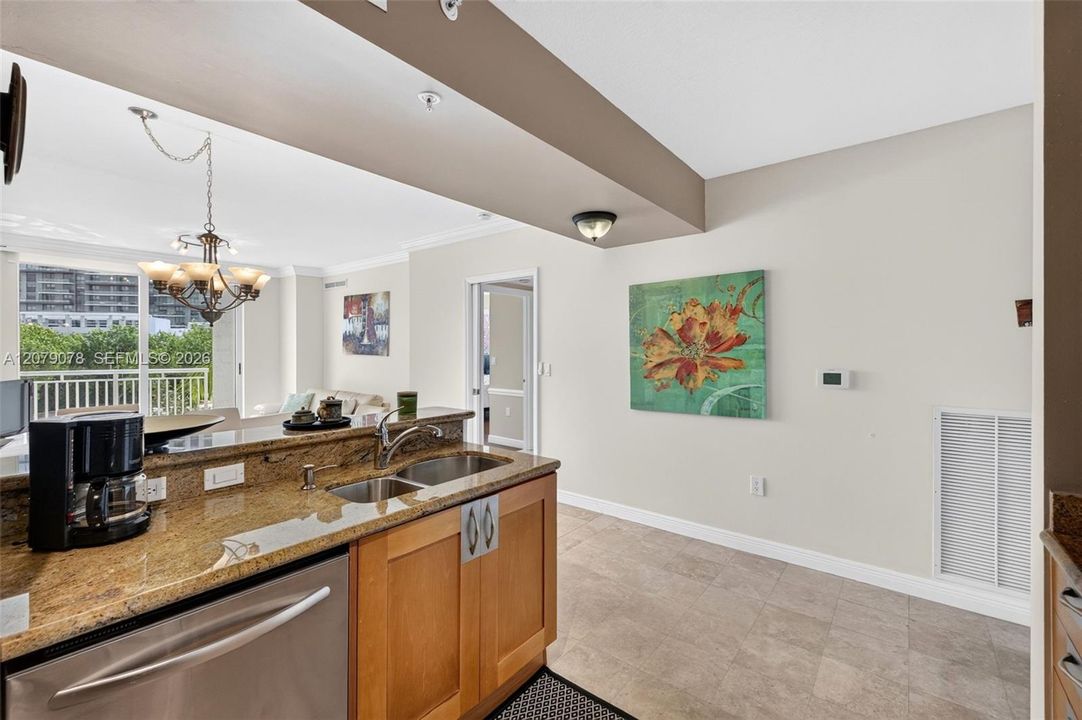 For Sale: $350,000 (2 beds, 2 baths, 1081 Square Feet)