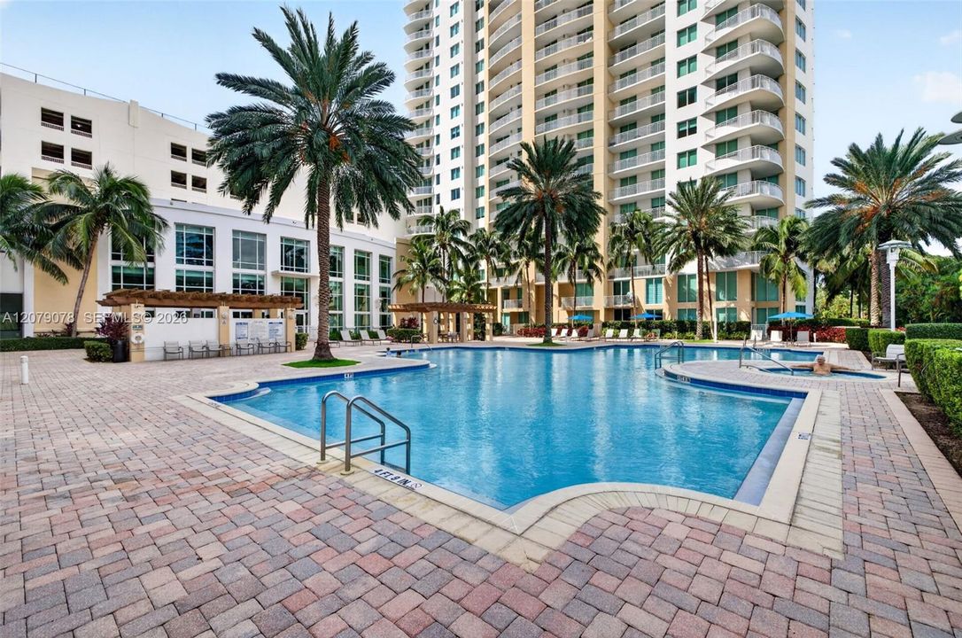 For Sale: $350,000 (2 beds, 2 baths, 1081 Square Feet)