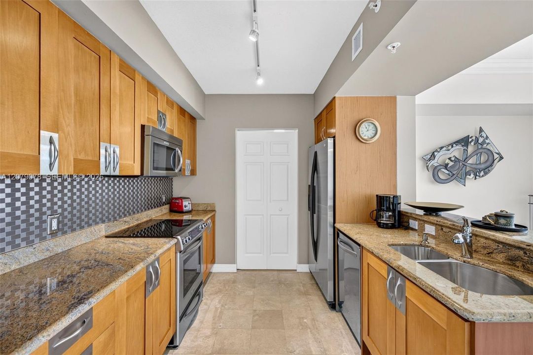 For Sale: $350,000 (2 beds, 2 baths, 1081 Square Feet)