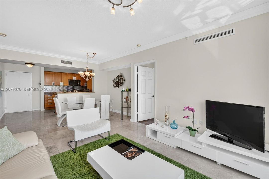 For Sale: $350,000 (2 beds, 2 baths, 1081 Square Feet)
