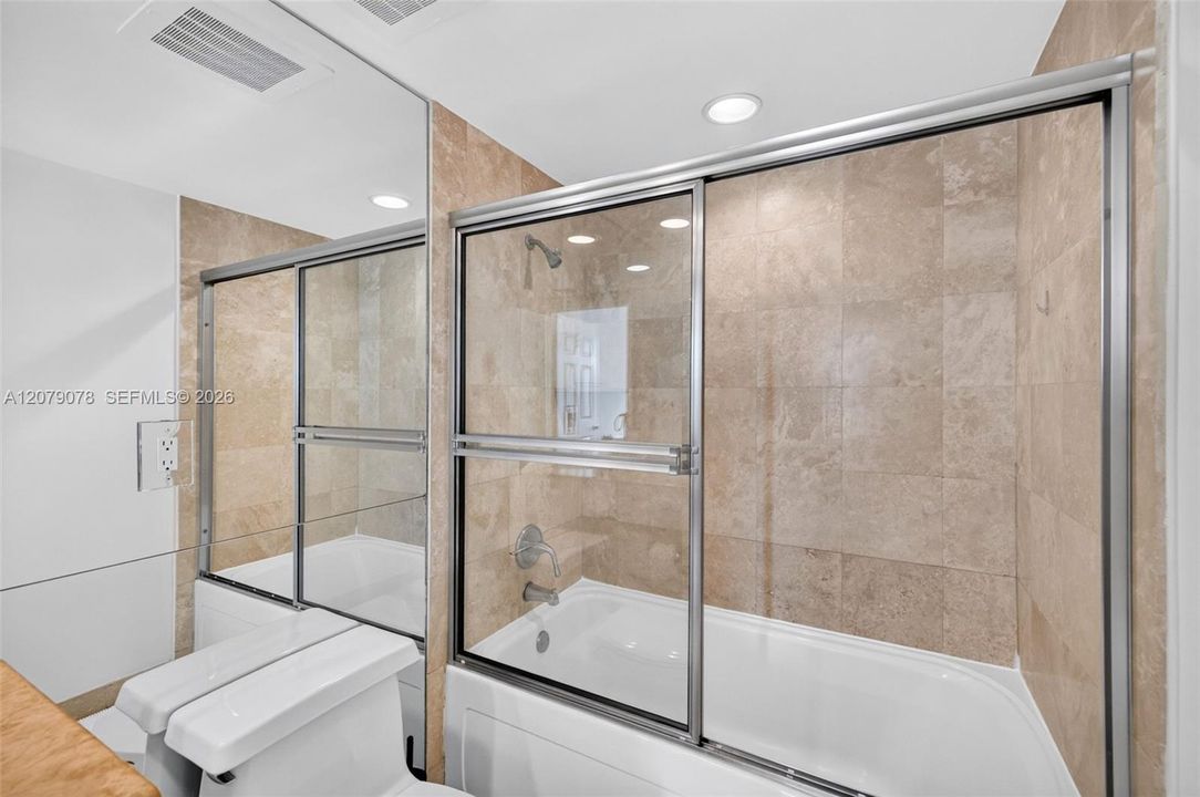 For Sale: $350,000 (2 beds, 2 baths, 1081 Square Feet)