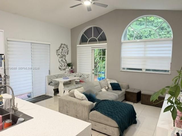 En Venta: $789,900 (3 camas, 2 baños, 1946 Pies cuadrados)