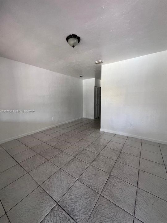 For Rent: $1,700 (1 beds, 1 baths, 2000 Square Feet)