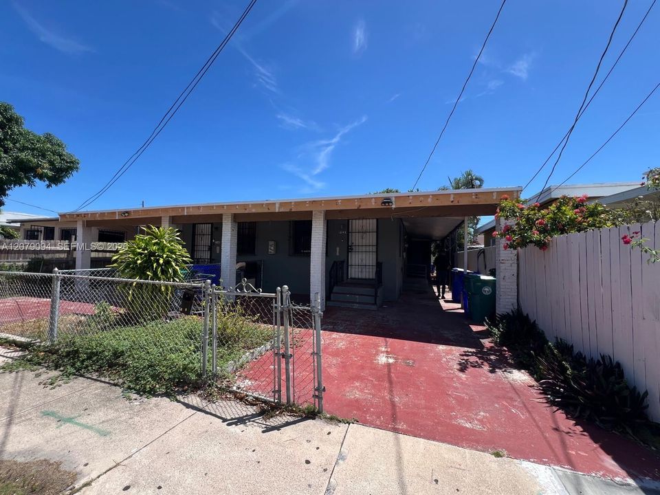 For Rent: $1,700 (1 beds, 1 baths, 2000 Square Feet)