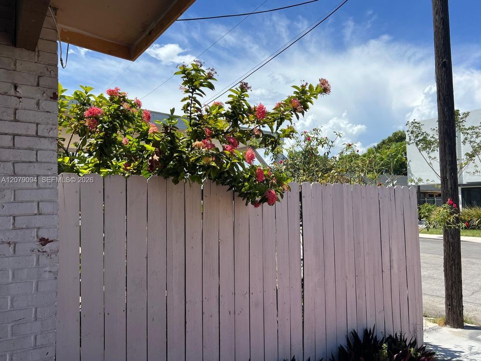 For Rent: $1,700 (1 beds, 1 baths, 2000 Square Feet)