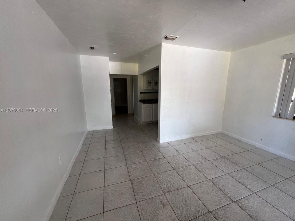 For Rent: $1,700 (1 beds, 1 baths, 2000 Square Feet)