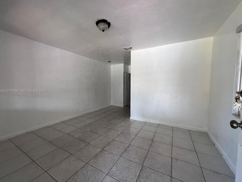 For Rent: $1,700 (1 beds, 1 baths, 2000 Square Feet)