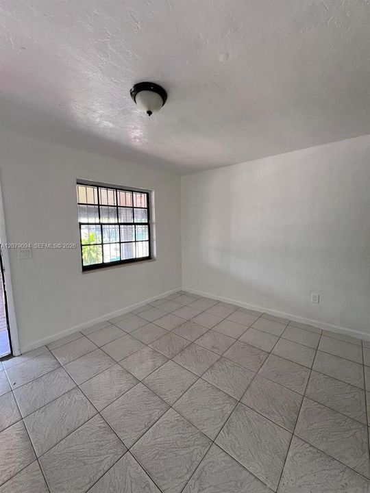 For Rent: $1,700 (1 beds, 1 baths, 2000 Square Feet)