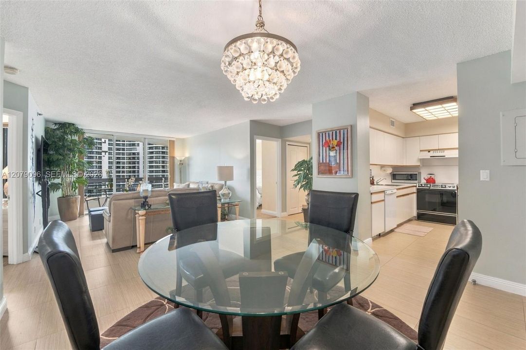 For Sale: $418,000 (2 beds, 2 baths, 1091 Square Feet)
