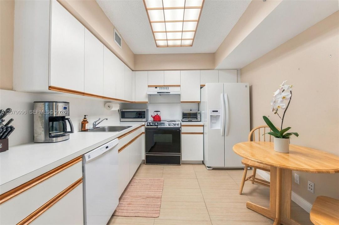 For Sale: $418,000 (2 beds, 2 baths, 1091 Square Feet)