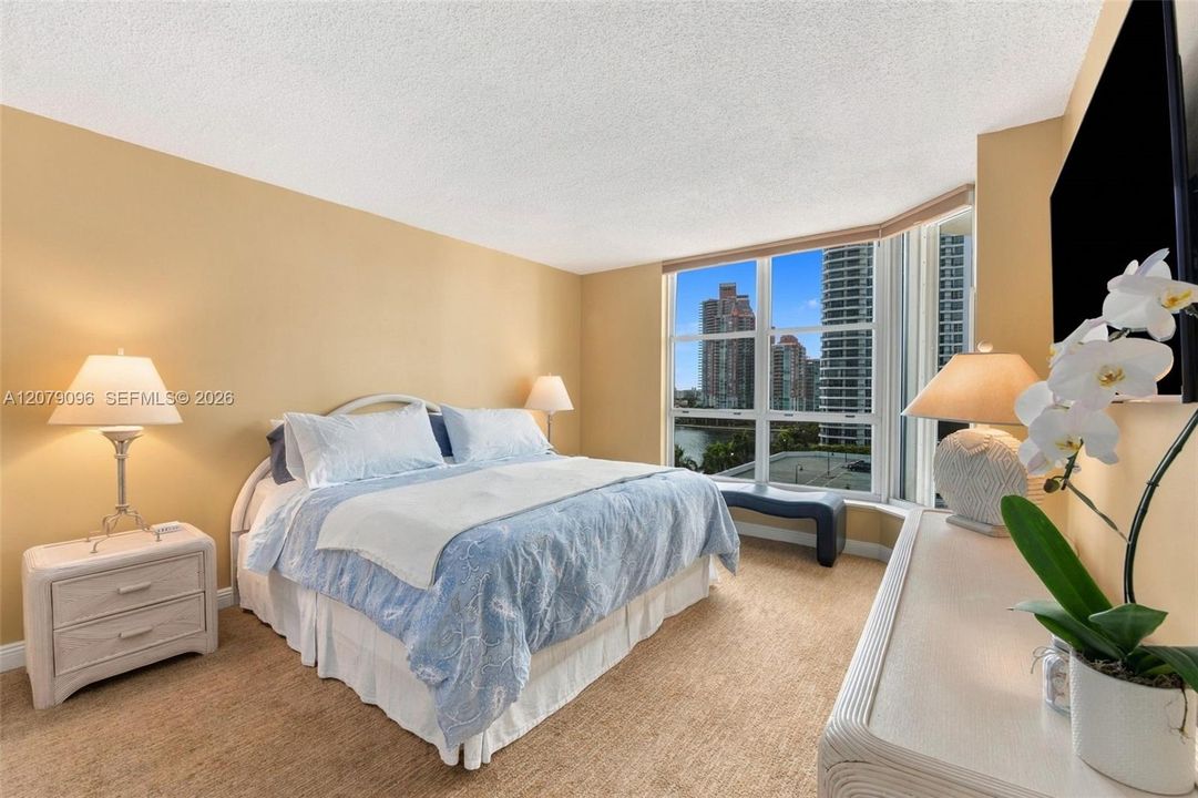 For Sale: $418,000 (2 beds, 2 baths, 1091 Square Feet)