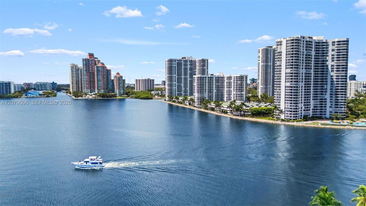 For Sale: $418,000 (2 beds, 2 baths, 1091 Square Feet)