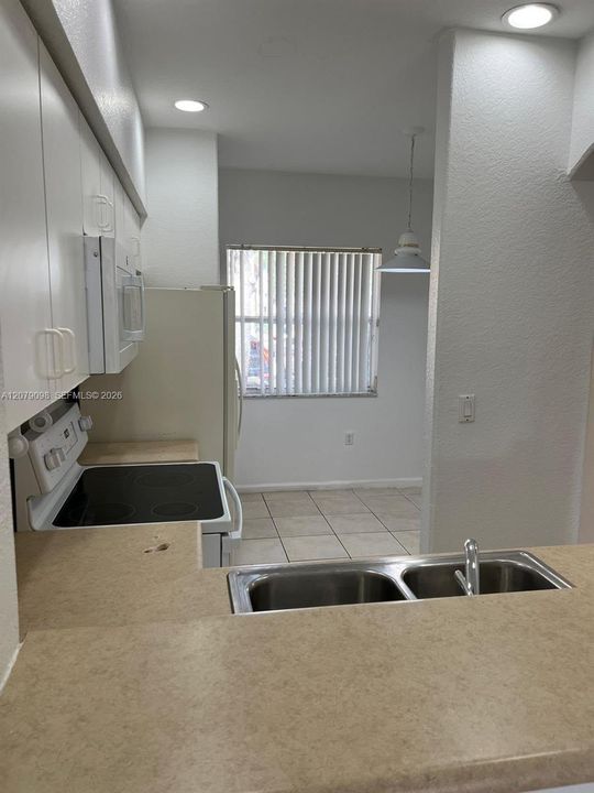 For Rent: $2,250 (2 beds, 2 baths, 1037 Square Feet)