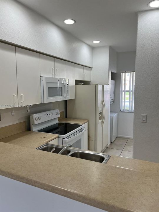 For Rent: $2,250 (2 beds, 2 baths, 1037 Square Feet)