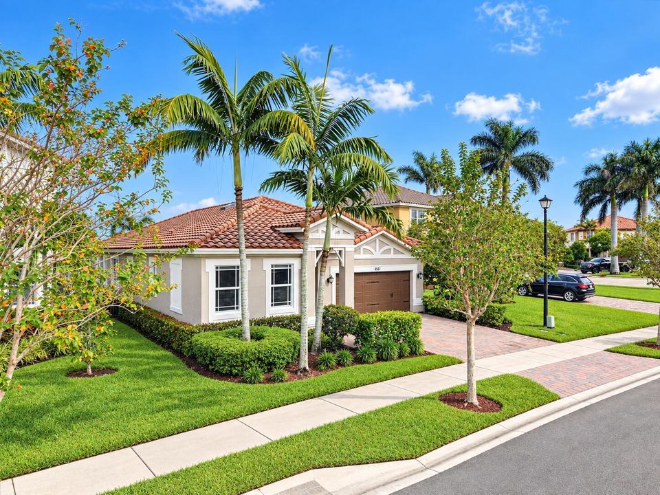 Sunny Tropical Ranch Home
