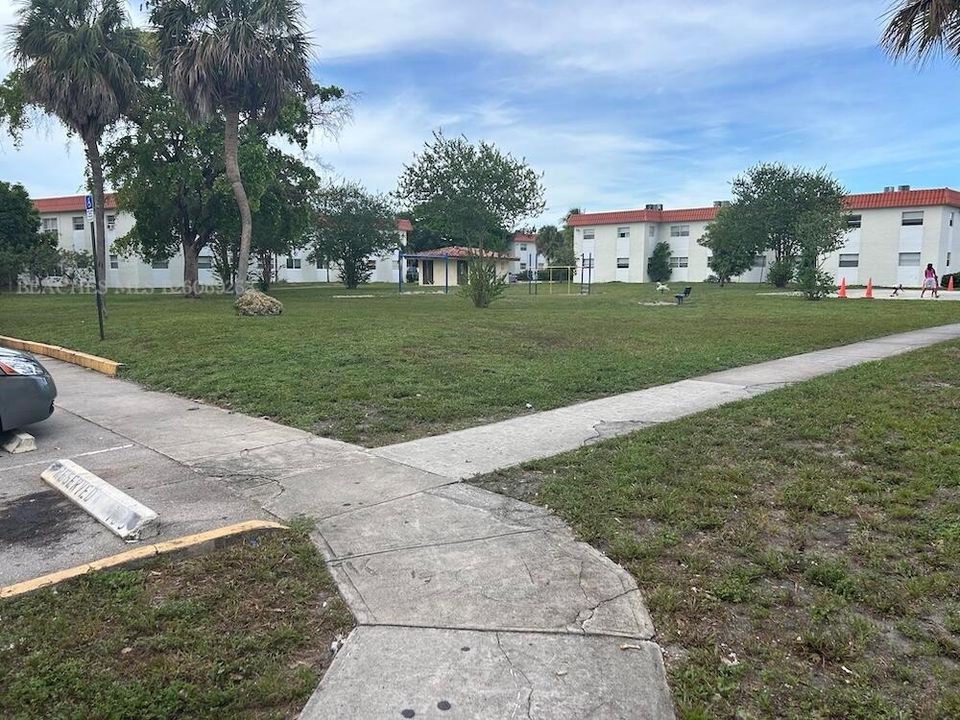 COMMUNITY PLAYGROUND-SMALL
