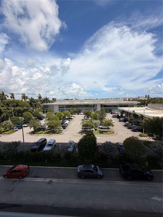 For Sale: $785,000 (1 beds, 1 baths, 894 Square Feet)