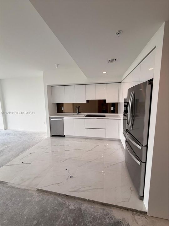 For Sale: $785,000 (1 beds, 1 baths, 894 Square Feet)