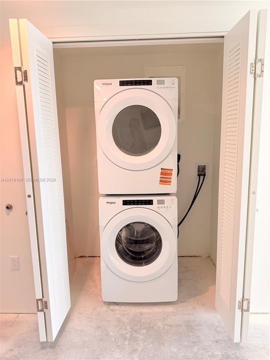 For Sale: $785,000 (1 beds, 1 baths, 894 Square Feet)