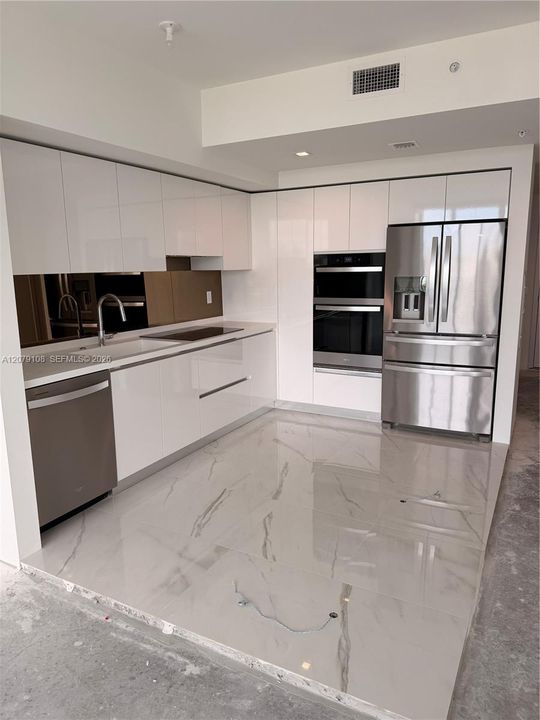 For Sale: $785,000 (1 beds, 1 baths, 894 Square Feet)